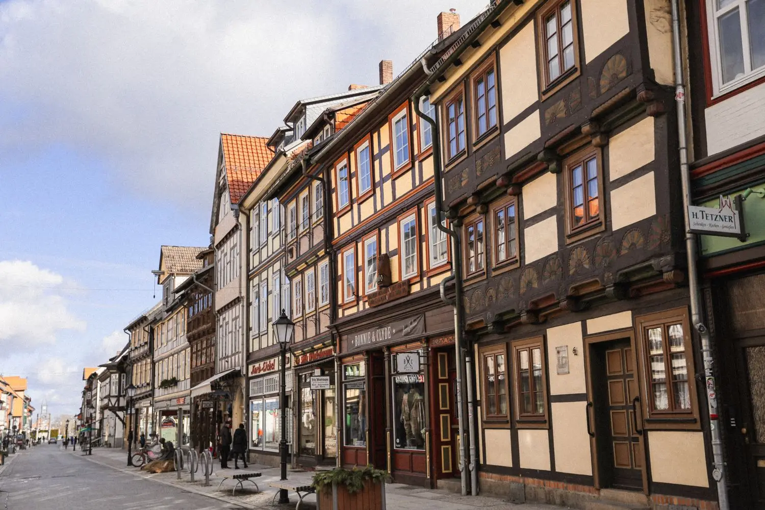 Historische Häuser an einer belebten Straße