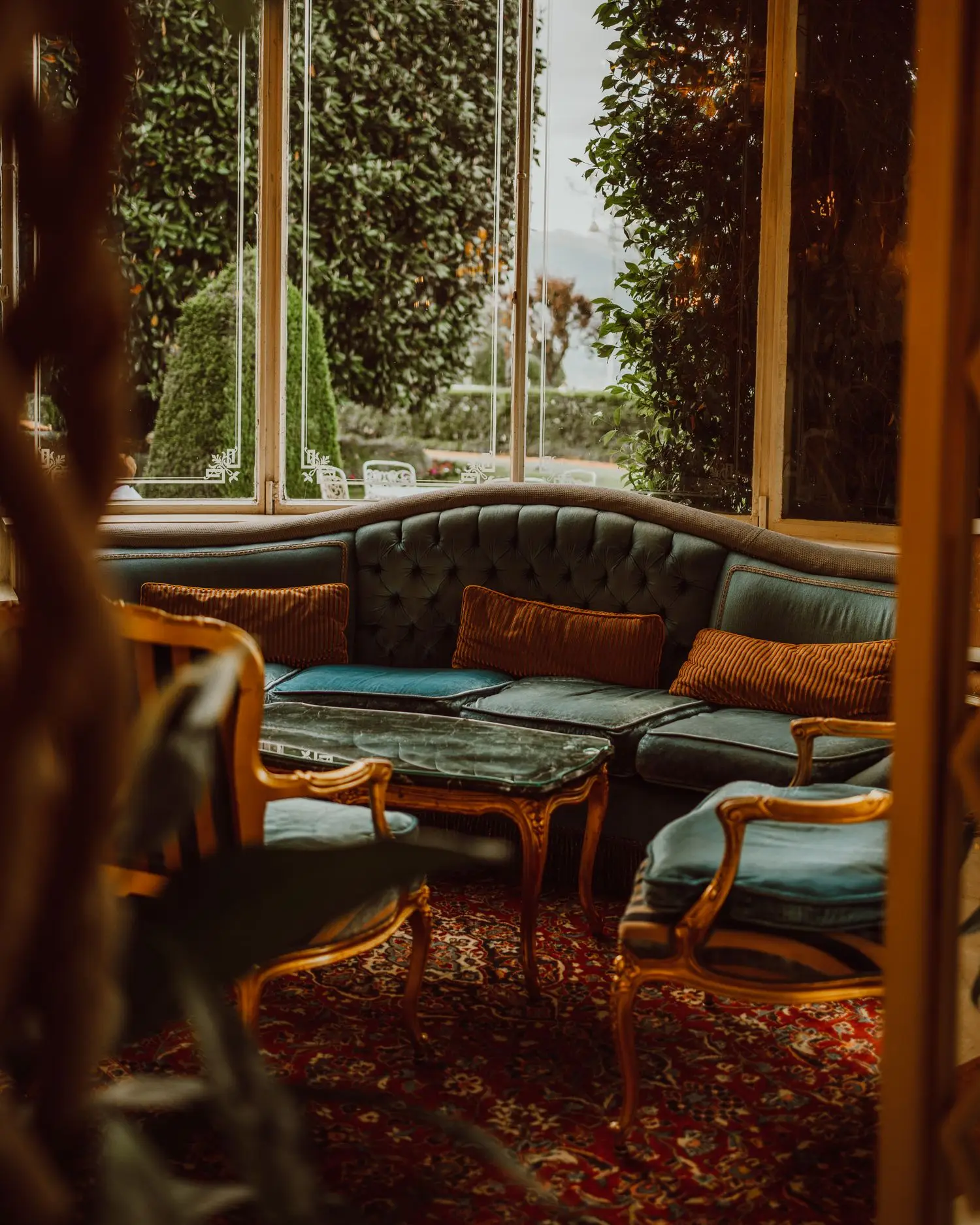 Retro-Sitzecke mit Holz, Teppich und Blick ins Grüne