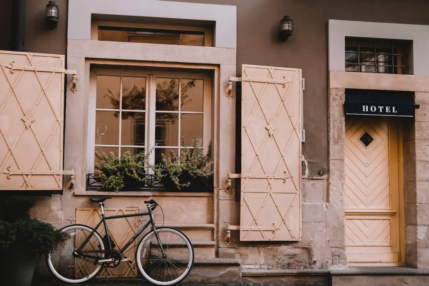 Kleine Hotelfassade mit Eingang und Fahrrad