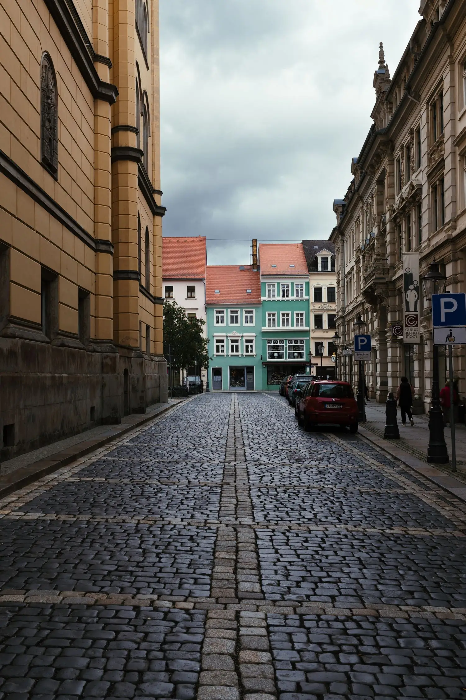 Schmale gepflasterte Straße mit historischen Häusern
