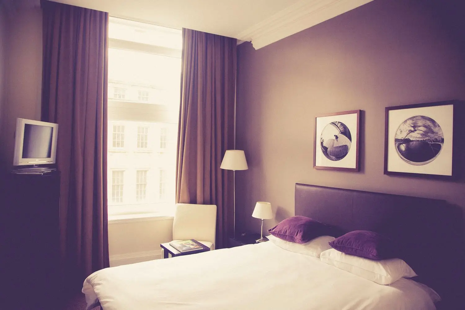 Doppelzimmer mit breitem Bett und dezenten Retro-Farben