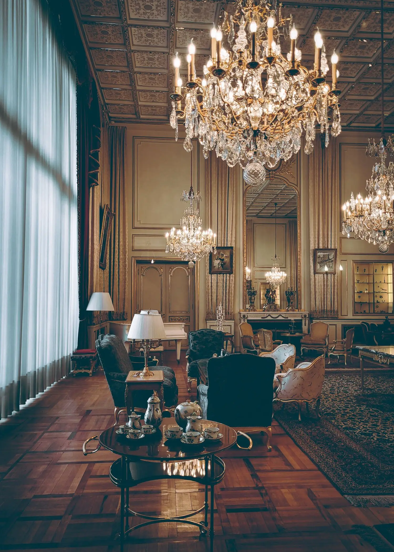 Klassischer Salon mit Kronleuchter und Sitzgruppen im Hotel