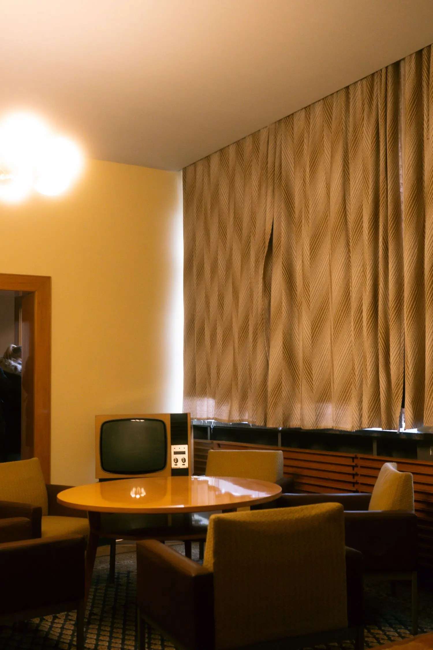 Schreibtisch und Vorhang in einem Hotelzimmer