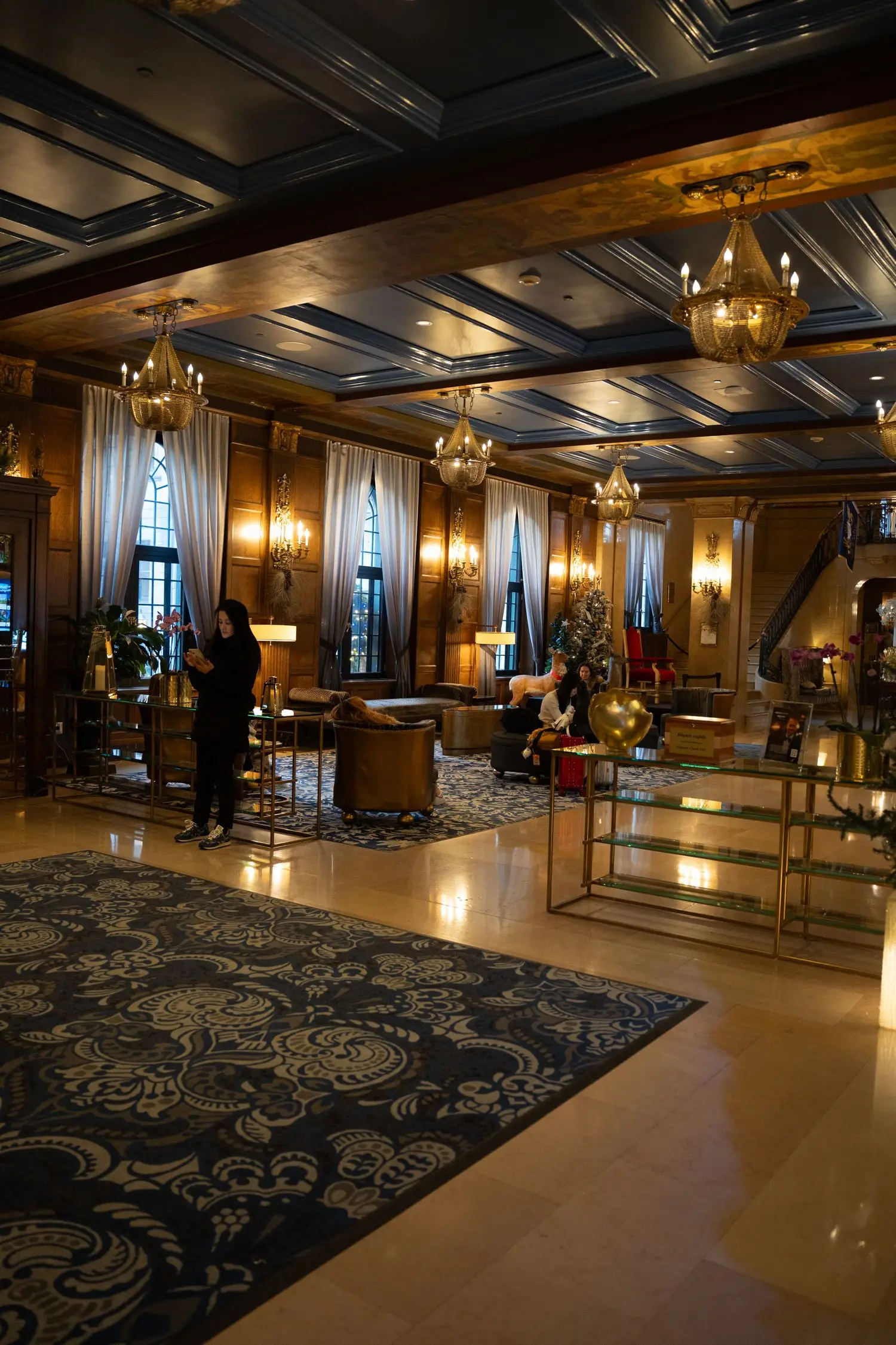 Atmosphärischer Hotelflur mit klassischer Beleuchtung