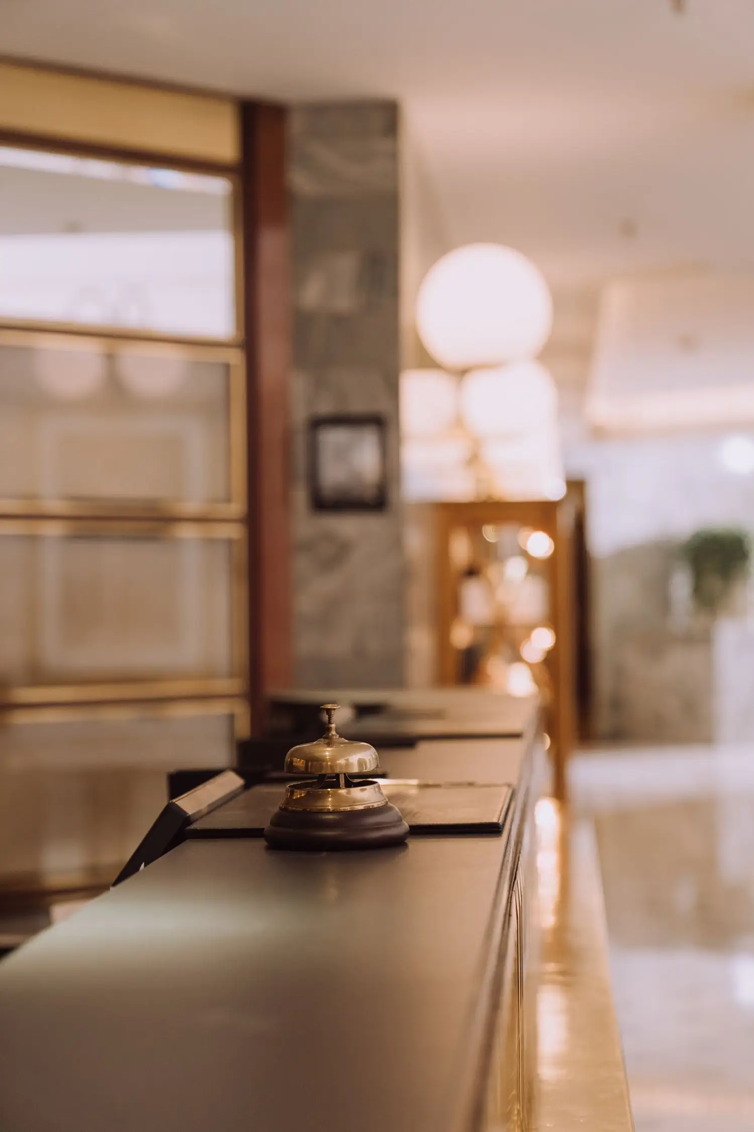 Empfangsbereich mit Schreibtisch im Hotel